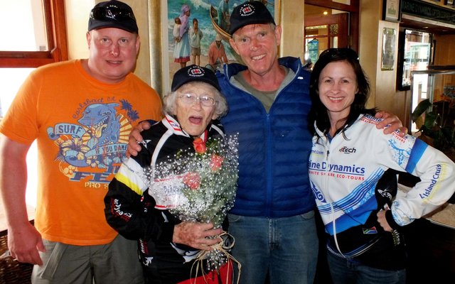  Die 100-jarige avonturier, Georgina Harwood, in die Great White House tussen haar twee seuns, saam met Brenda du Toit links